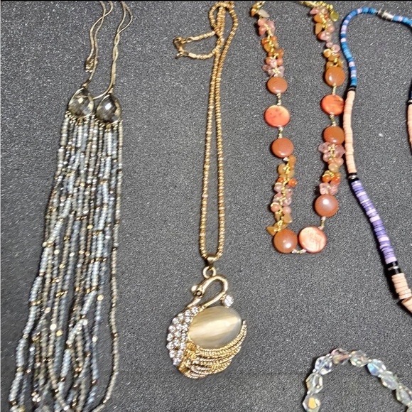 Lot Of 12 Fashion Jewelry Necklaces Various Styles Colors And Makes - Picture 9 of 10